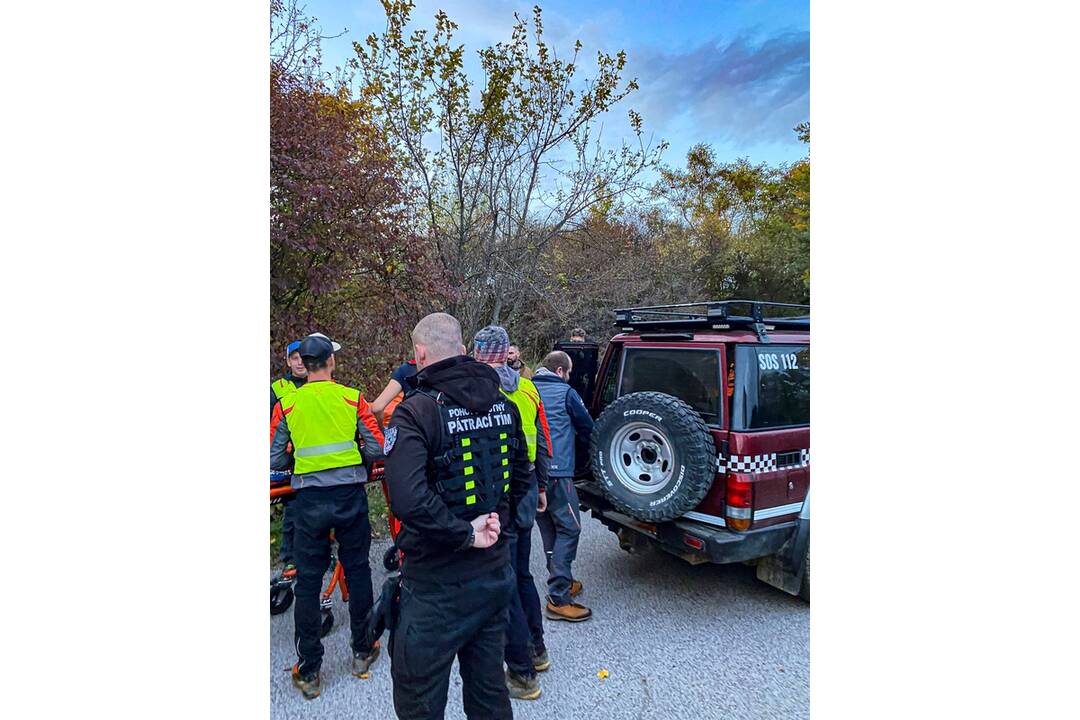 FOTO: Seniora z Handlovej hľadali drony, vrtuľník a desiatky ľudí. Nakoniec prišla dobrá správa, foto 1