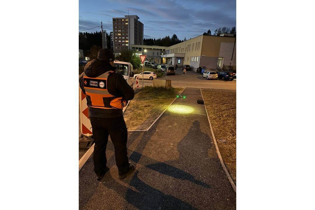 FOTO: Seniora z Handlovej hľadali drony, vrtuľník a desiatky ľudí. Nakoniec prišla dobrá správa, foto 14