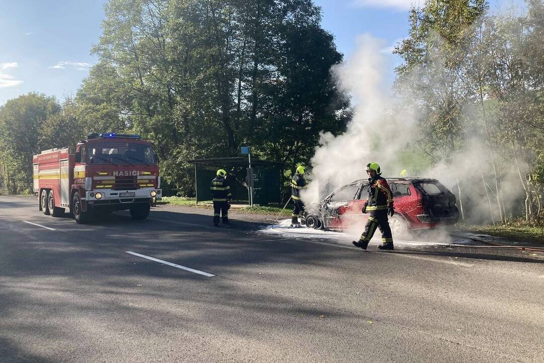 FOTO:  Hasiči z Nitrianskeho Pravna hasili osobné auto, foto 1