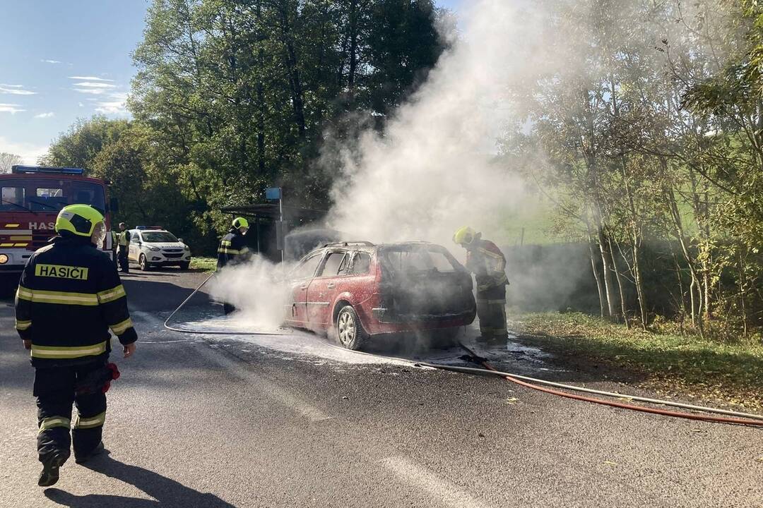 FOTO:  Hasiči z Nitrianskeho Pravna hasili osobné auto, foto 2