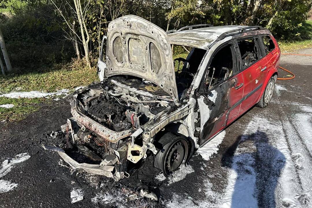 FOTO:  Hasiči z Nitrianskeho Pravna hasili osobné auto, foto 3