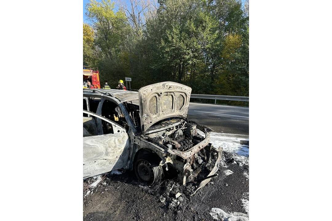 FOTO:  Hasiči z Nitrianskeho Pravna hasili osobné auto, foto 4