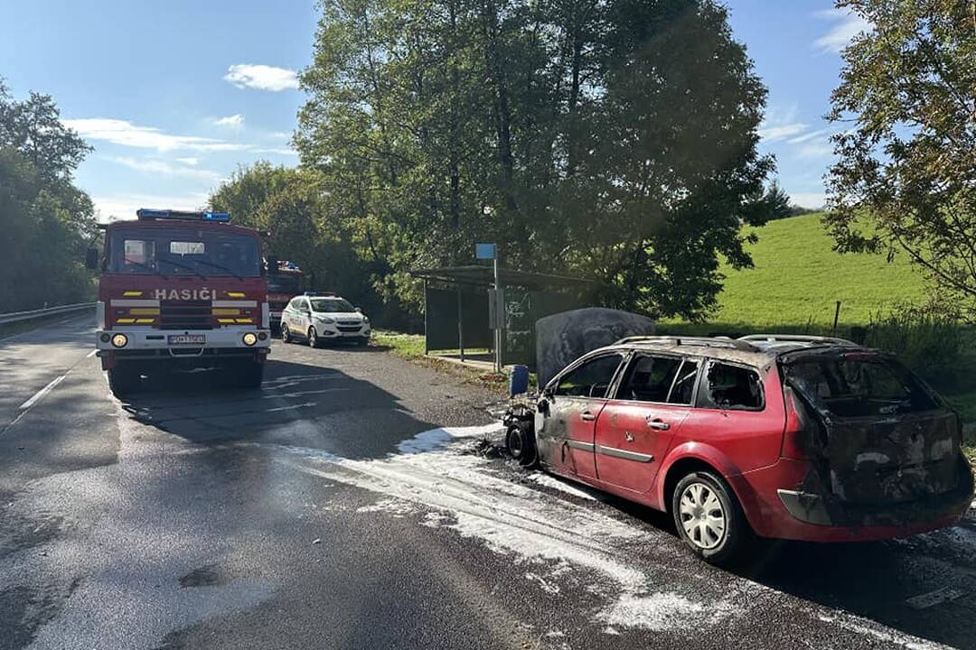 FOTO:  Hasiči z Nitrianskeho Pravna hasili osobné auto, foto 5