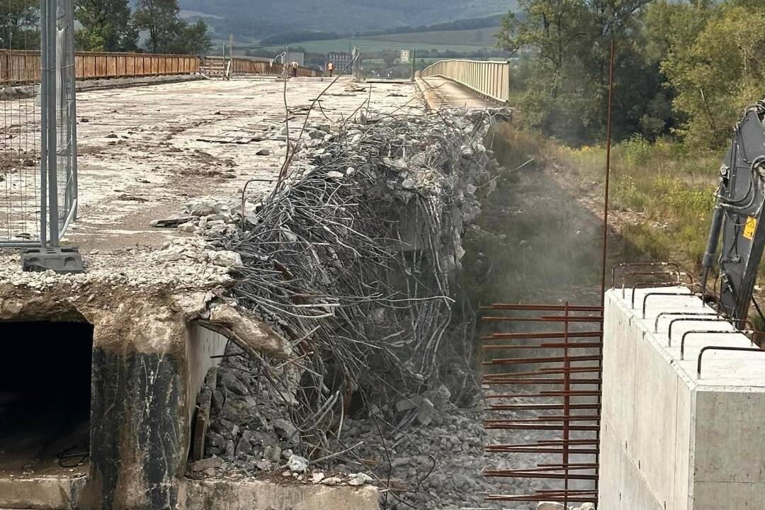 FOTO: Most pri Veľkých Bierovciach odpálili výbušniny , foto 3