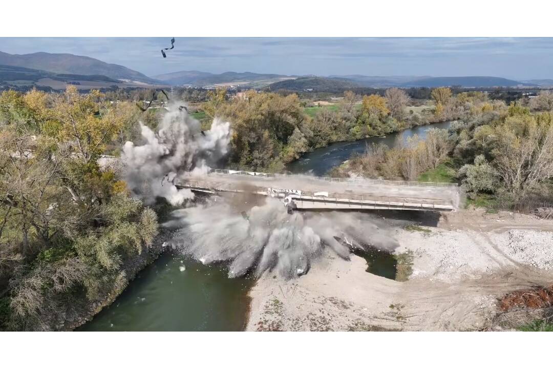 FOTO: Most pri Veľkých Bierovciach odpálili výbušniny , foto 6