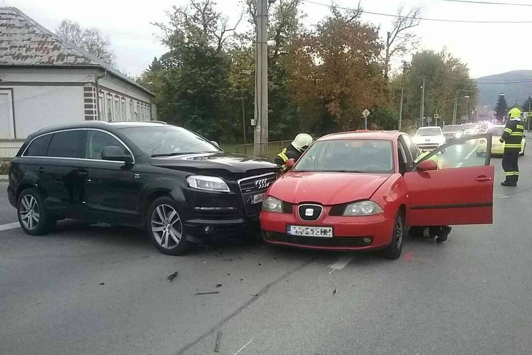 FOTO: Po dopravnej nehode v Partizánskom previezli vodičku do nemocnice, foto 1
