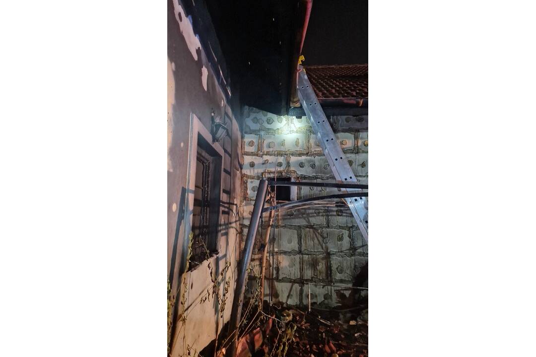 FOTO: V obci Kanianka horela strecha rodinného domu, foto 1