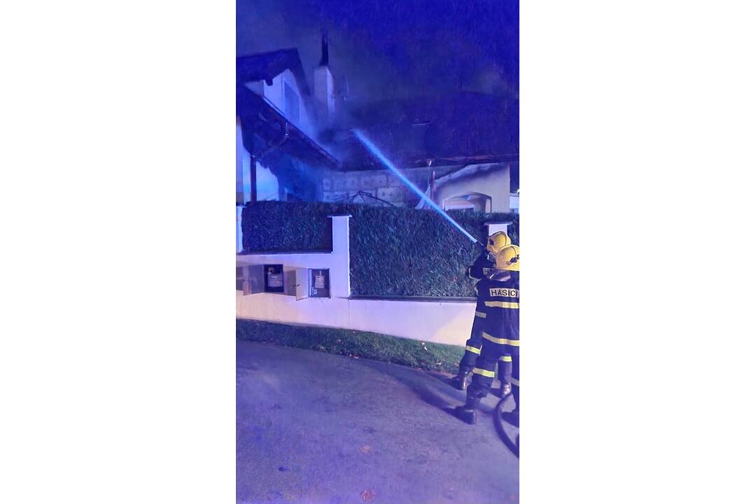 FOTO: V obci Kanianka horela strecha rodinného domu, foto 4