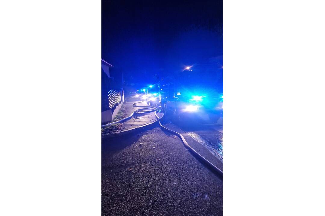 FOTO: V obci Kanianka horela strecha rodinného domu, foto 2