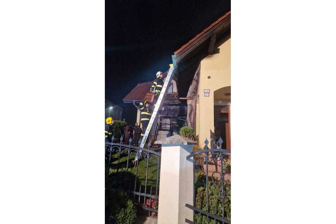 FOTO: V obci Kanianka horela strecha rodinného domu, foto 5