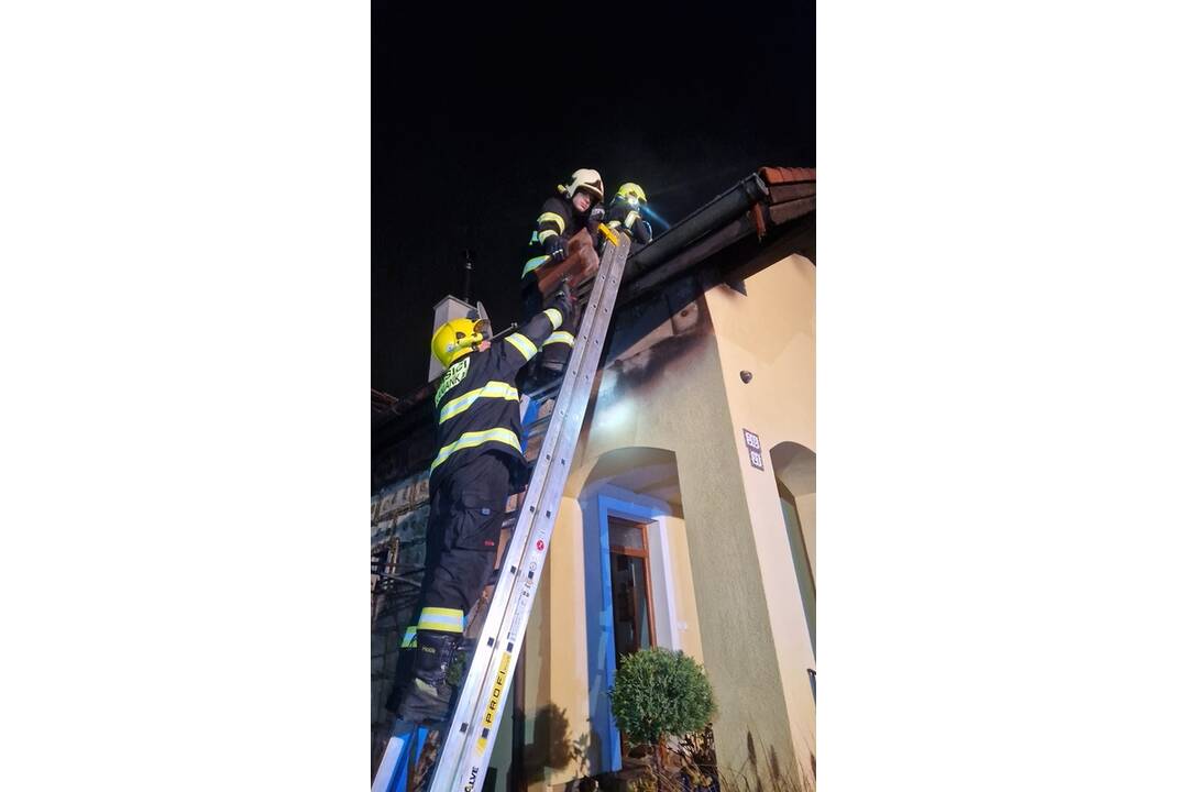 FOTO: V obci Kanianka horela strecha rodinného domu, foto 6