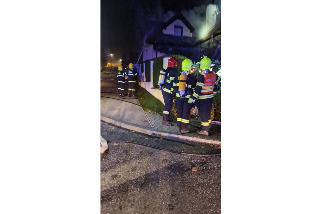 FOTO: V obci Kanianka horela strecha rodinného domu, foto 7