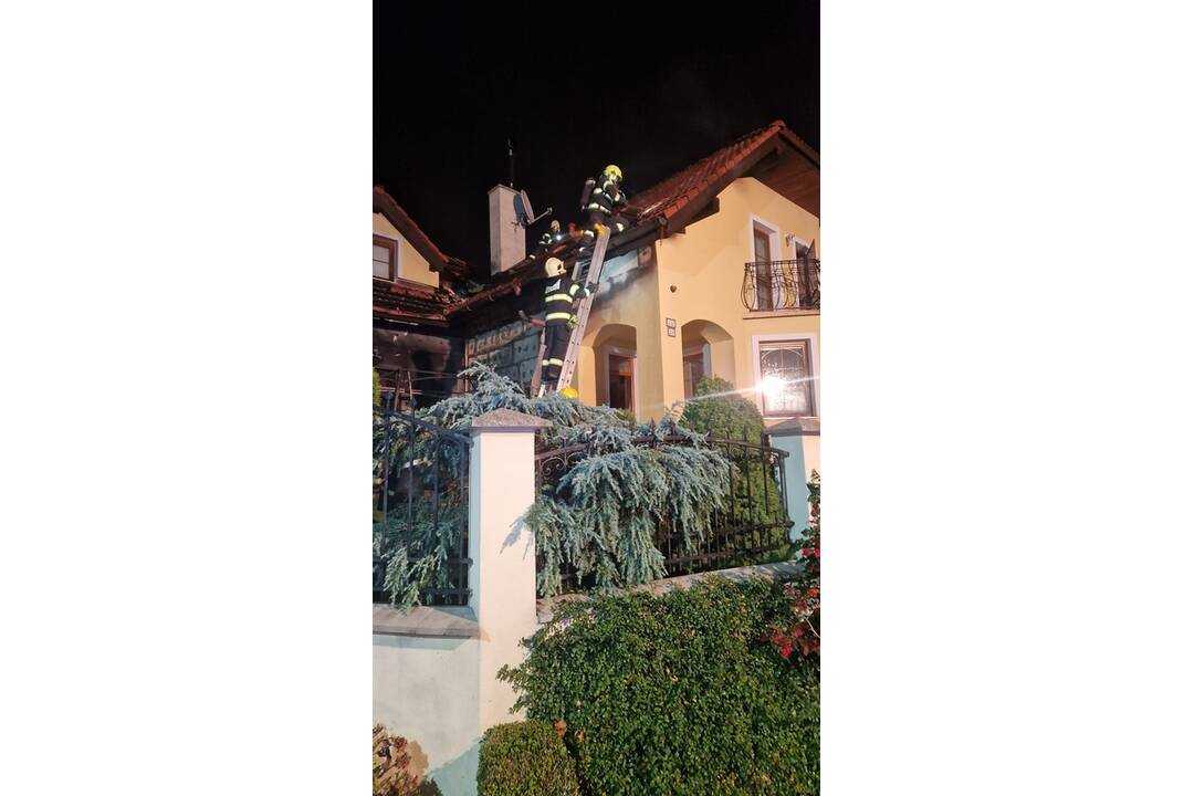 FOTO: V obci Kanianka horela strecha rodinného domu, foto 8