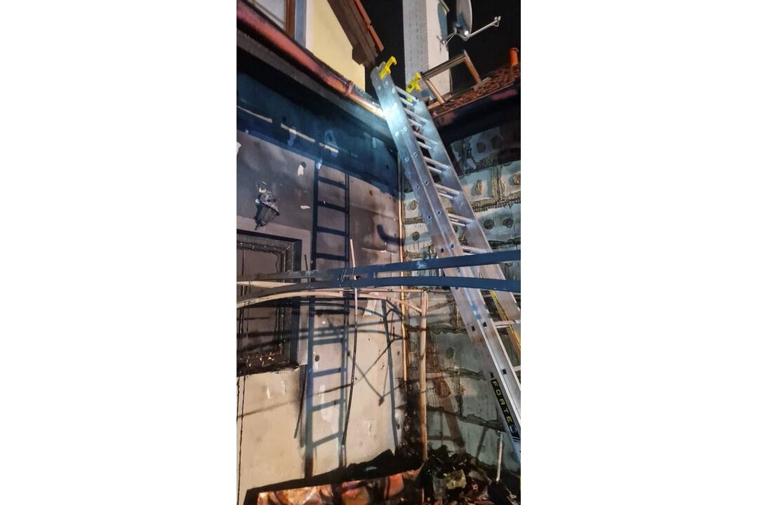 FOTO: V obci Kanianka horela strecha rodinného domu, foto 9