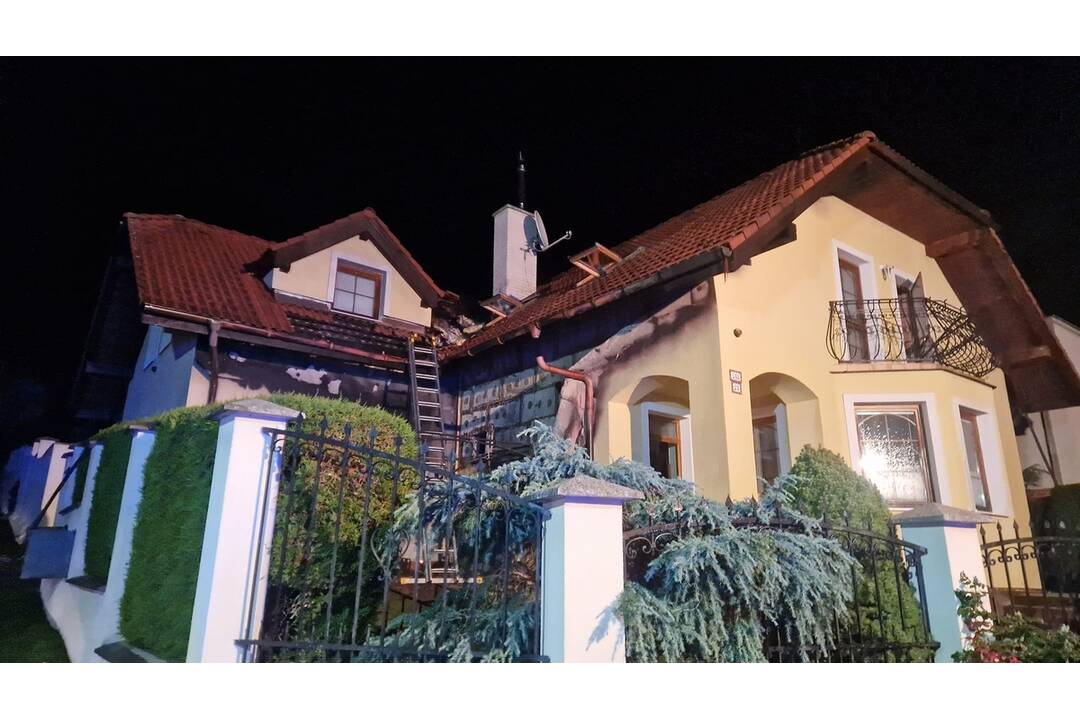 FOTO: V obci Kanianka horela strecha rodinného domu, foto 10