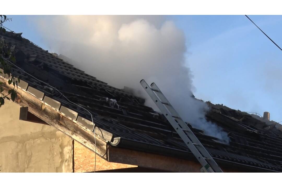 FOTO: V okrese Bánovce nad Bebravou zhorel dom aj dve autá , foto 1