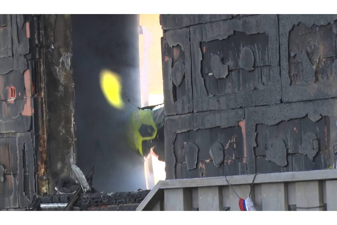 FOTO: V okrese Bánovce nad Bebravou zhorel dom aj dve autá , foto 2