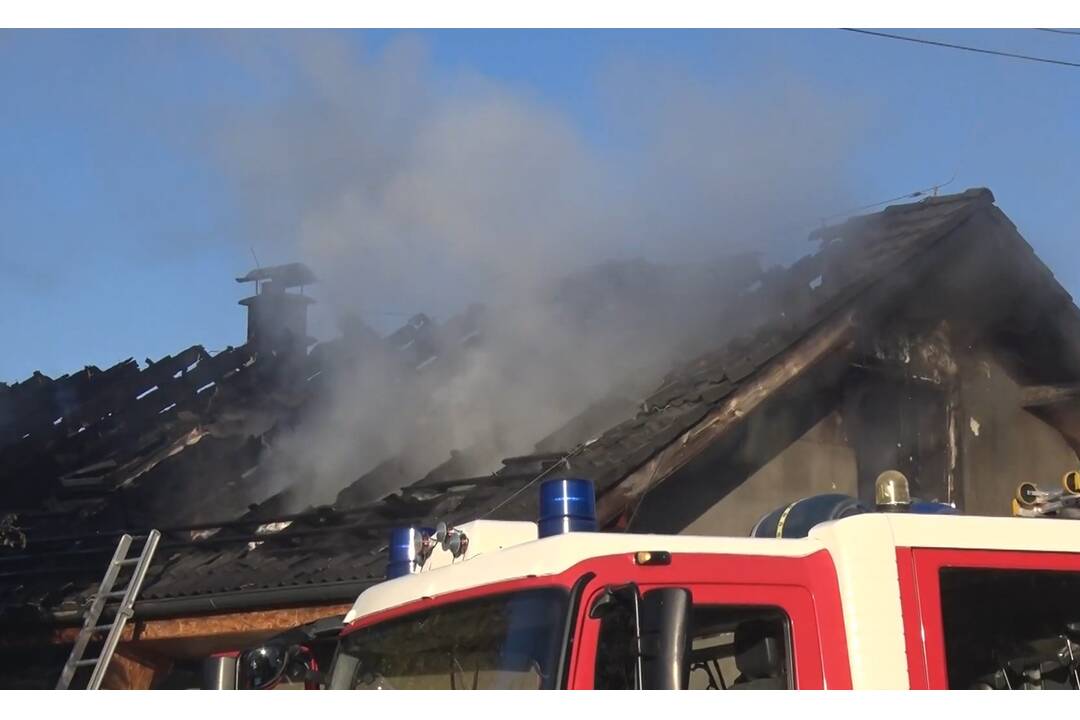 FOTO: V okrese Bánovce nad Bebravou zhorel dom aj dve autá , foto 4