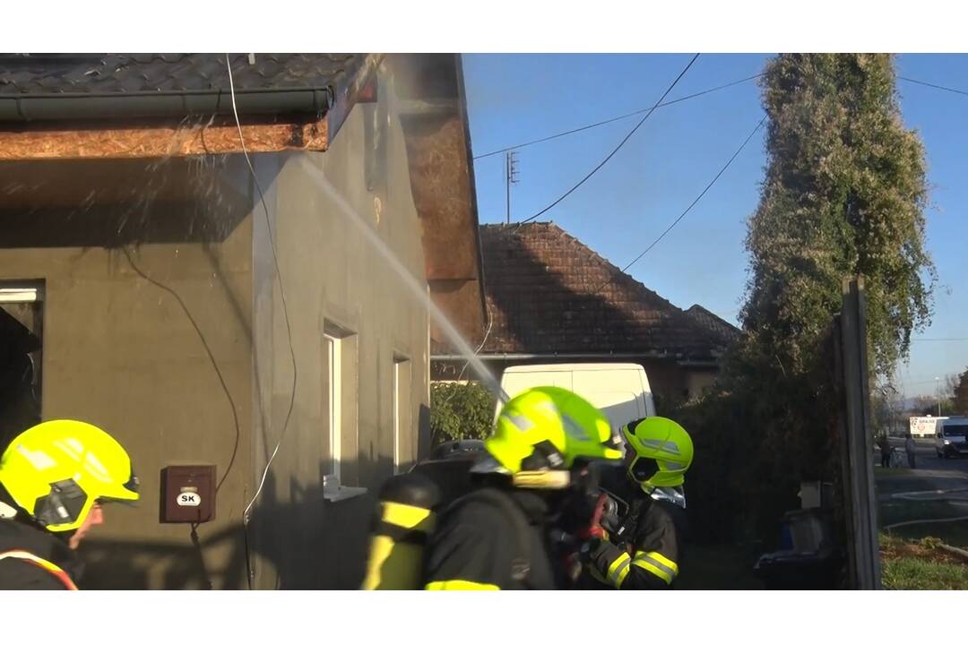 FOTO: V okrese Bánovce nad Bebravou zhorel dom aj dve autá , foto 5