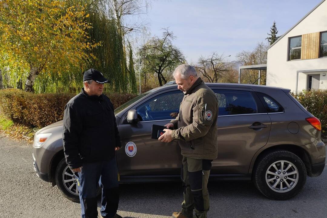 FOTO: Medveď po sebe zanechal stopy v mestskej časti Považskej Bystrice Orlové. Situáciu už rieši zásahový tím, foto 4