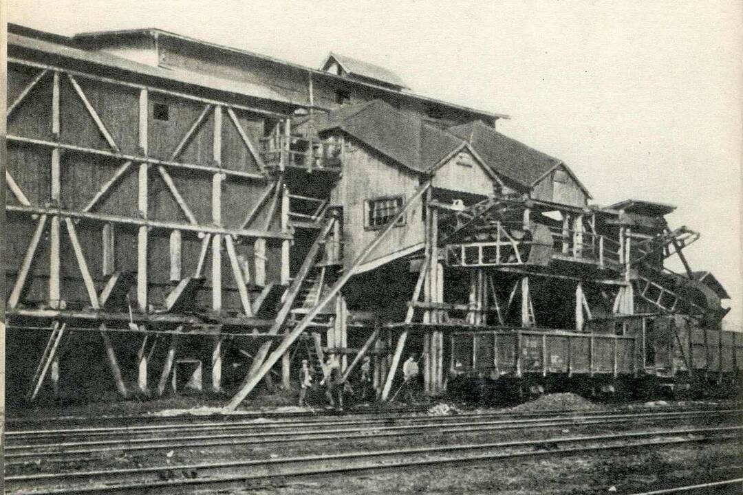 FOTO: Dominantu v Handlovej zbúrajú. Úpravňa uhlia je v zlom technickom stave, foto 3