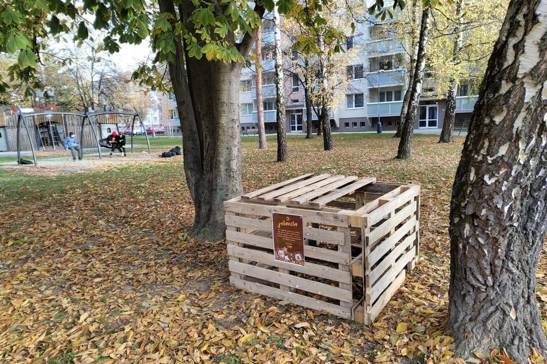 FOTO: V Dubnici nad Váhom pribudli ježoviská. Drevené ohrádky majú slúžiť pre ježkov, nie pre odpadky, žiada mesto, foto 1