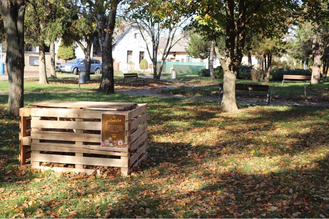 FOTO: V Dubnici nad Váhom pribudli ježoviská. Drevené ohrádky majú slúžiť pre ježkov, nie pre odpadky, žiada mesto, foto 6