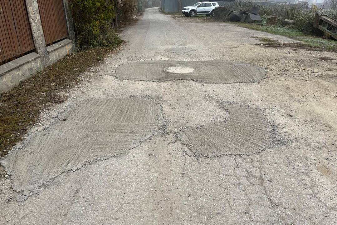FOTO: V Púchove museli opravovať cestu dvakrát. Zničili ju vodiči svojimi autami, foto 1