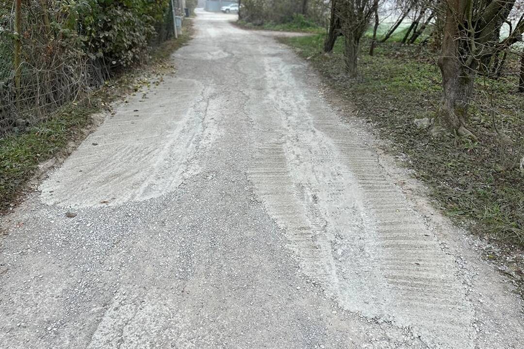 FOTO: V Púchove museli opravovať cestu dvakrát. Zničili ju vodiči svojimi autami, foto 2