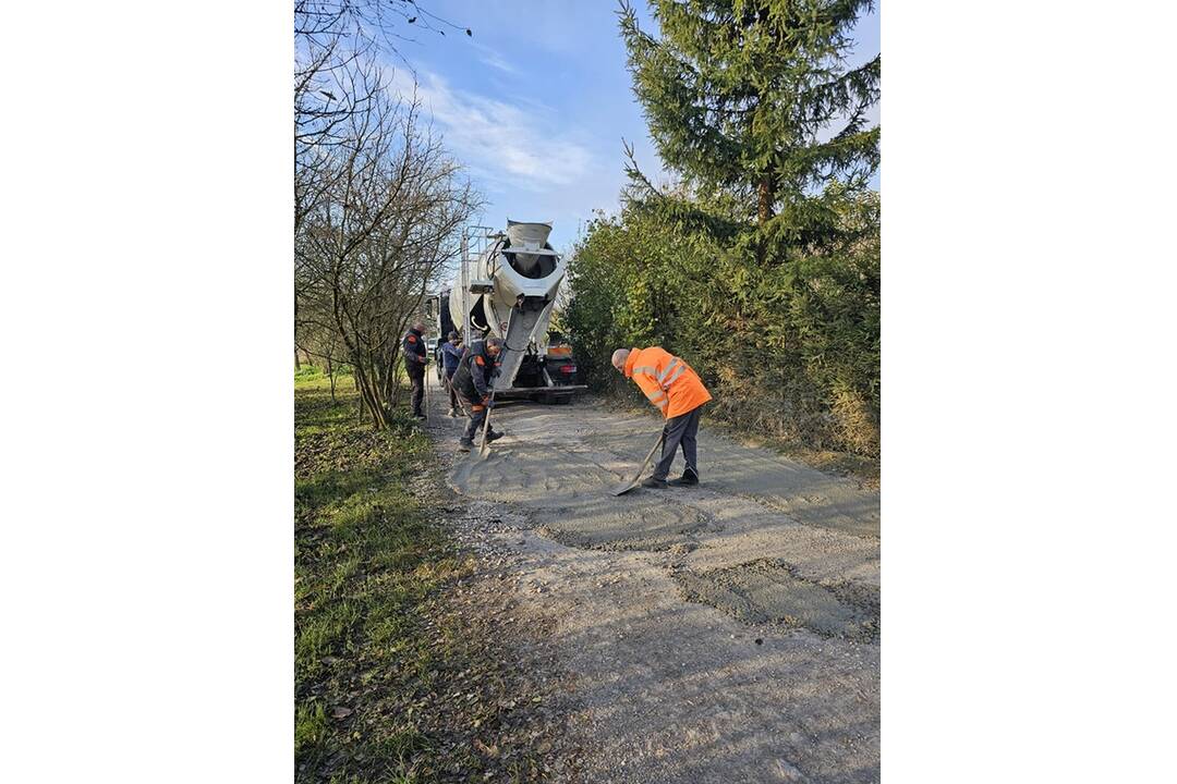 FOTO: V Púchove museli opravovať cestu dvakrát. Zničili ju vodiči svojimi autami, foto 6