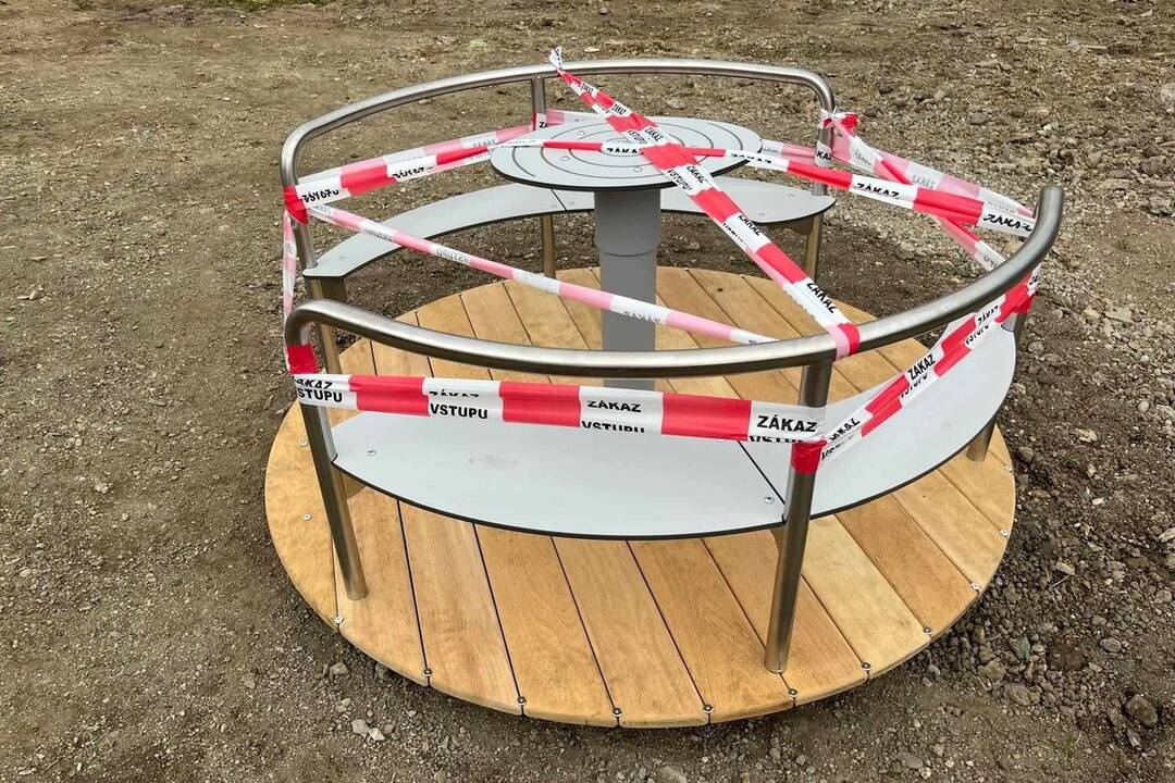FOTO: Nové detské ihrisko v Považskej Bystrici bude mať hojdačky, preliezačky, kolotoče a detské kuchynky, foto 2