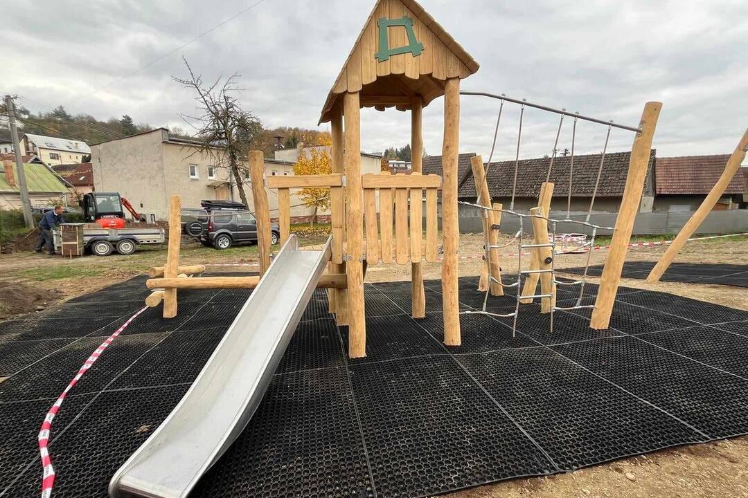 FOTO: Nové detské ihrisko v Považskej Bystrici bude mať hojdačky, preliezačky, kolotoče a detské kuchynky, foto 3