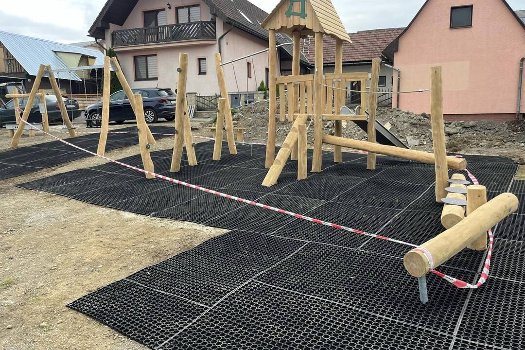 FOTO: Nové detské ihrisko v Považskej Bystrici bude mať hojdačky, preliezačky, kolotoče a detské kuchynky, foto 4