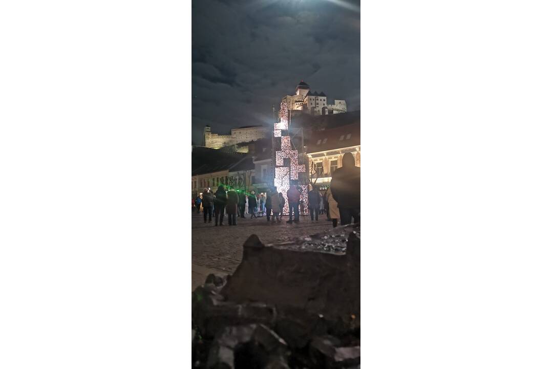 FOTO: Moderné umenie zavítalo na námestie v Trenčíne, zanecháva však zmiešané pocity, foto 1