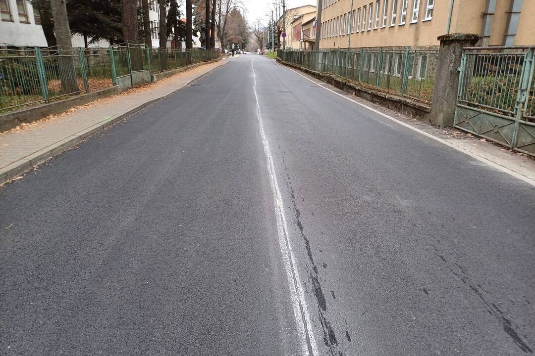 FOTO: Na Mierovom námestí v Handlovej vybudovali 41 parkovacích miest. Zrekonštruovaná je aj Lipová ulica, foto 1