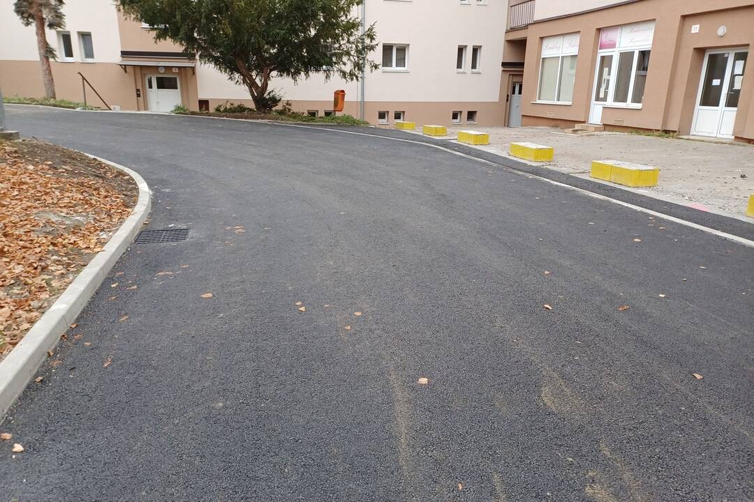 FOTO: Na Mierovom námestí v Handlovej vybudovali 41 parkovacích miest. Zrekonštruovaná je aj Lipová ulica, foto 2