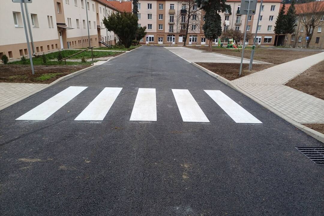 FOTO: Na Mierovom námestí v Handlovej vybudovali 41 parkovacích miest. Zrekonštruovaná je aj Lipová ulica, foto 3