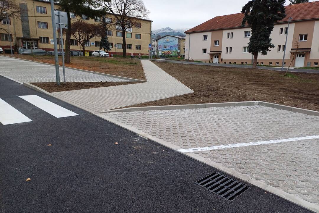 FOTO: Na Mierovom námestí v Handlovej vybudovali 41 parkovacích miest. Zrekonštruovaná je aj Lipová ulica, foto 4