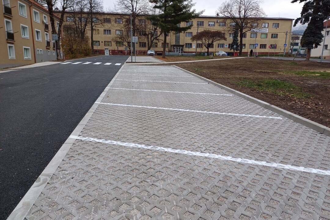 FOTO: Na Mierovom námestí v Handlovej vybudovali 41 parkovacích miest. Zrekonštruovaná je aj Lipová ulica, foto 6