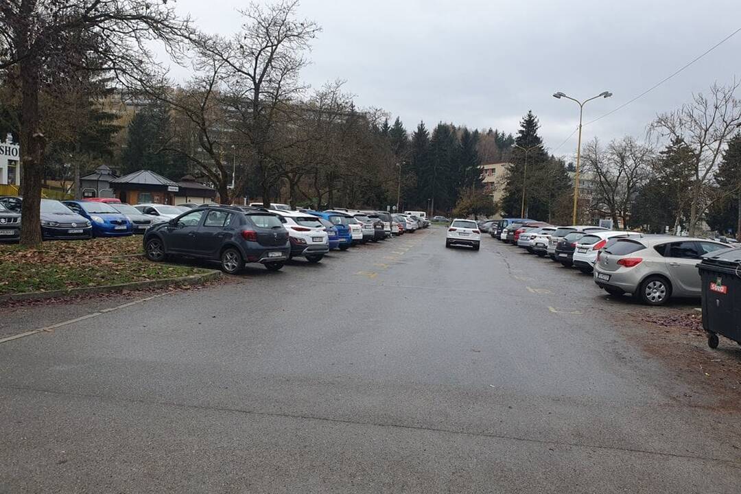 FOTO: V Považskej Bystrici obmedzia dĺžku státia na parkovisku , foto 1
