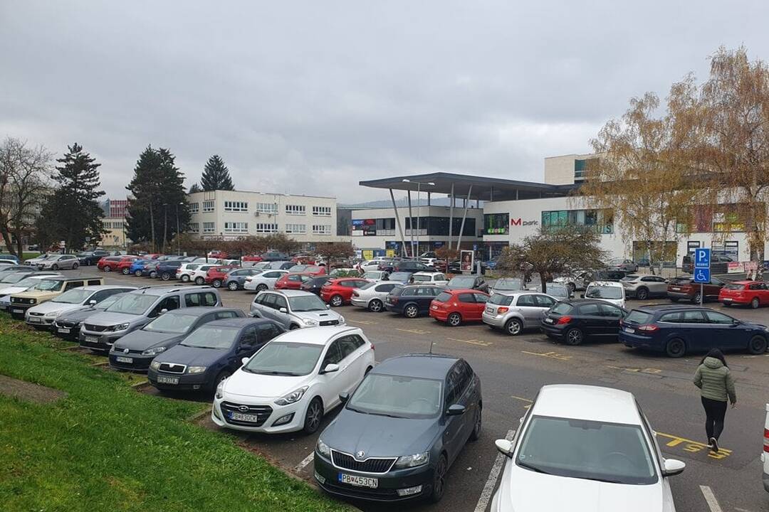 FOTO: V Považskej Bystrici obmedzia dĺžku státia na parkovisku , foto 2