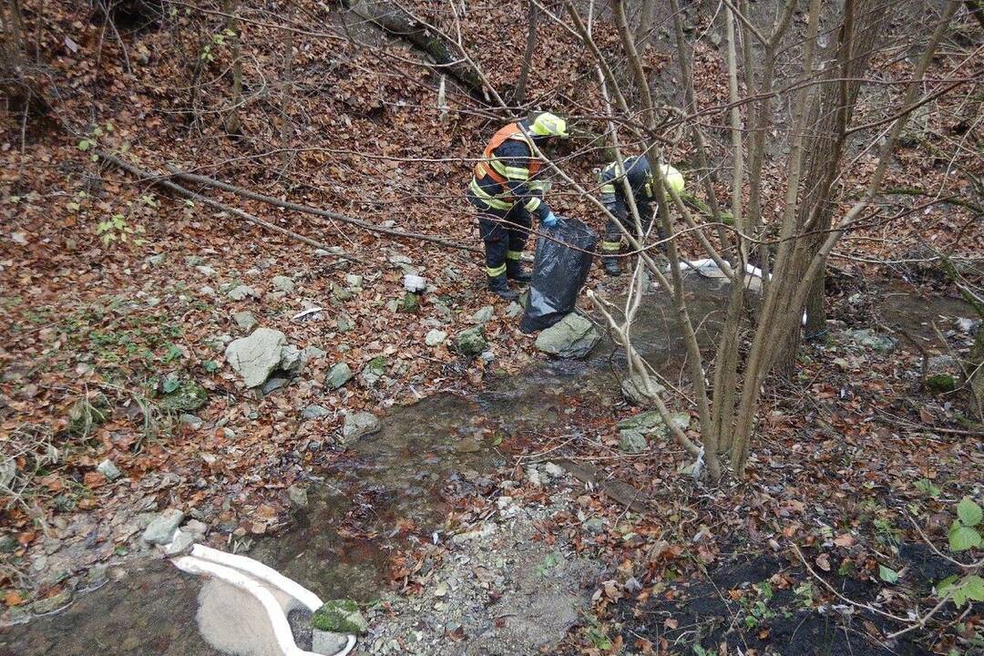 FOTO: Hrozivo vyzerajúca dopravná nehoda v Zliechove. Auto havarovalo a skončilo v potoku, foto 1