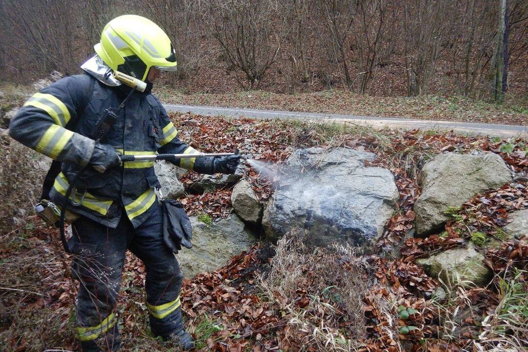 FOTO: Hrozivo vyzerajúca dopravná nehoda v Zliechove. Auto havarovalo a skončilo v potoku, foto 2