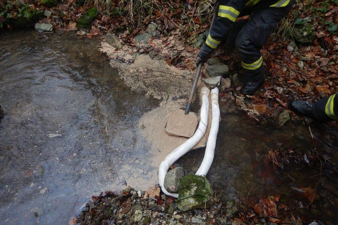 FOTO: Hrozivo vyzerajúca dopravná nehoda v Zliechove. Auto havarovalo a skončilo v potoku, foto 3