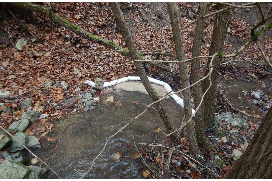 FOTO: Hrozivo vyzerajúca dopravná nehoda v Zliechove. Auto havarovalo a skončilo v potoku, foto 4