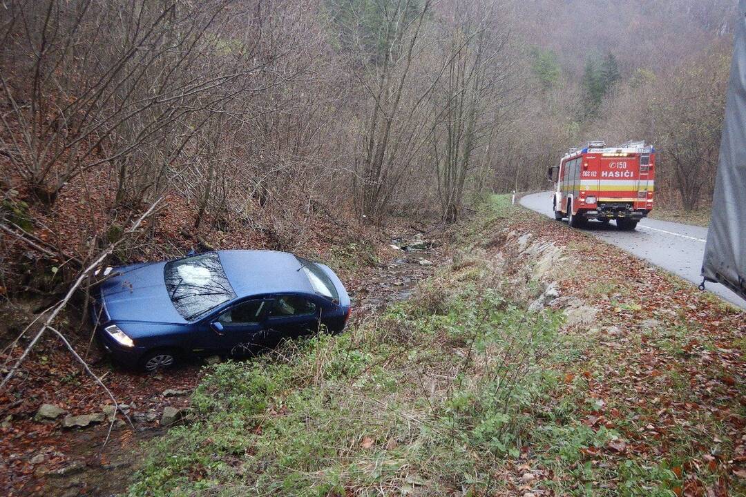FOTO: Hrozivo vyzerajúca dopravná nehoda v Zliechove. Auto havarovalo a skončilo v potoku, foto 7