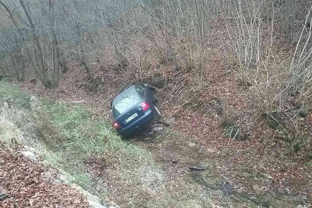 FOTO: Hrozivo vyzerajúca dopravná nehoda v Zliechove. Auto havarovalo a skončilo v potoku, foto 8