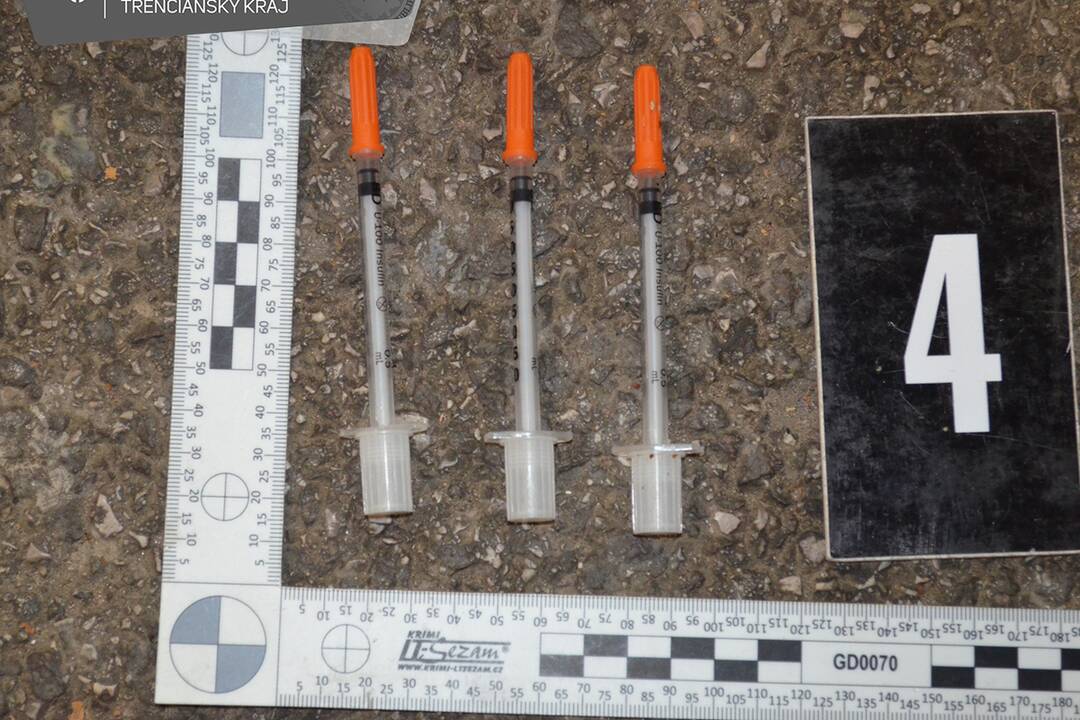 FOTO: Polícia v Bánovciach nad Bebravou odhalila dílera s bohatou minulosťou, foto 1