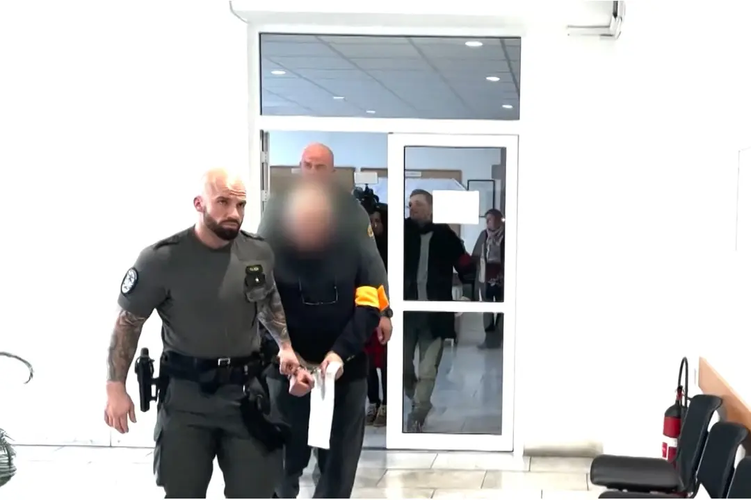 FOTO: Seniori sa poriadne opili, najskôr žena napadla muža, potom muž škrtil ju, foto 1