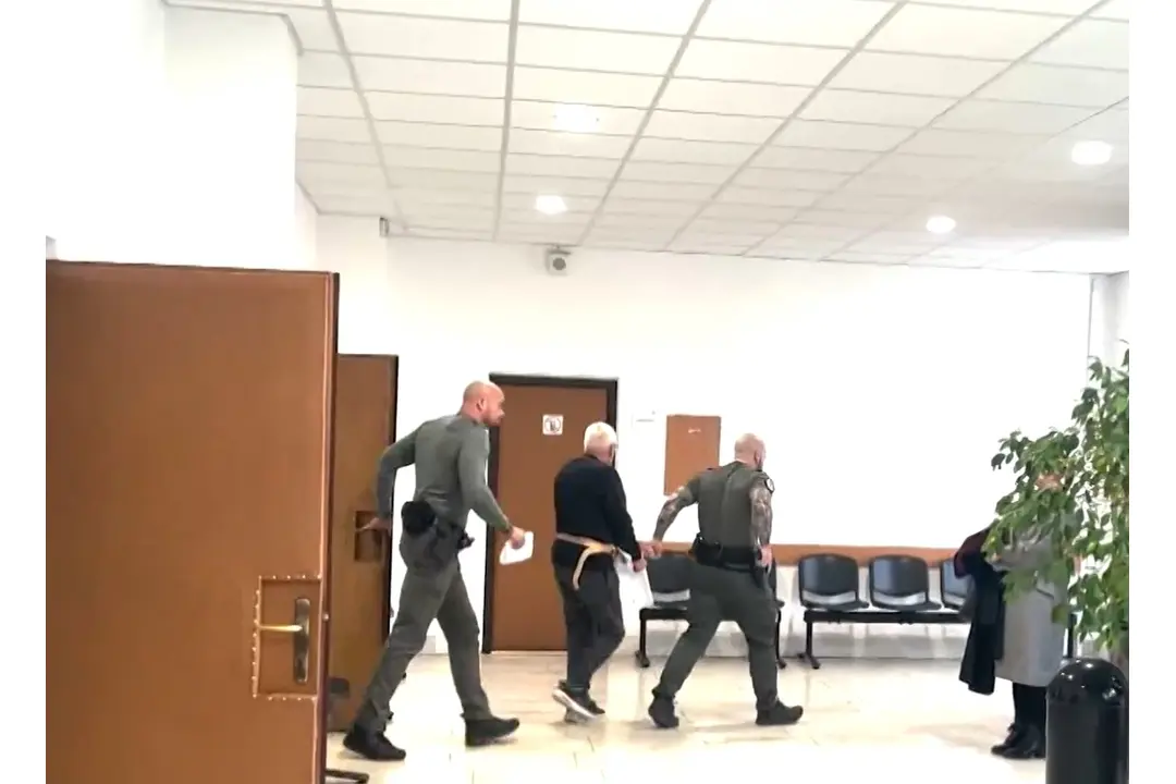 FOTO: Seniori sa poriadne opili, najskôr žena napadla muža, potom muž škrtil ju, foto 3